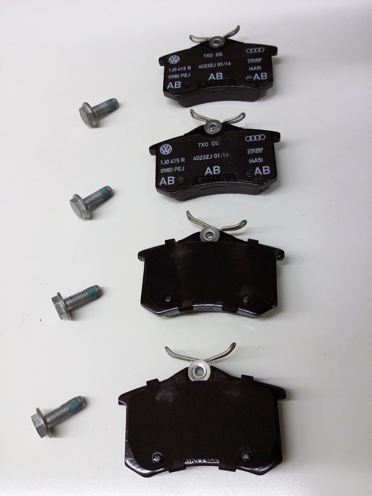 Brake Pads for 2004 VW Golf (1j0698451l)